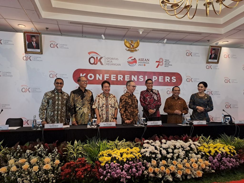 Jumpa pers anggota Dewan Komisioner OJK di Kantor OJK, Jakarta, Jumat (18/8/2023). 