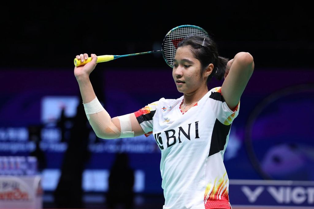 Ester Nurumi Tri Wardoyo faced off against He Bing Jiao (China) in the third match of the Uber Cup final at Chengdu Hi Tech Zone Sports Centre Gymnasium, China, on Sunday (5/5/2024). Jiao won with a score of 10-21, 21-15, 21-17. China once again won the 2024 Uber Cup after defeating Indonesia 3-0.
