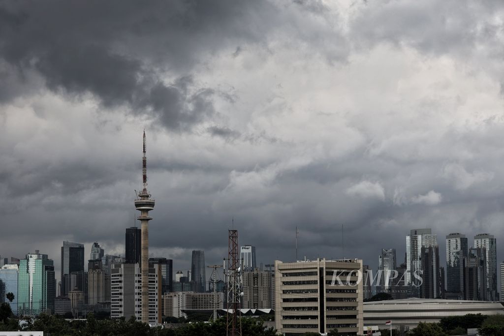 Mendung menggelayuti langit Jakarta pada Jumat (8/3/2024).