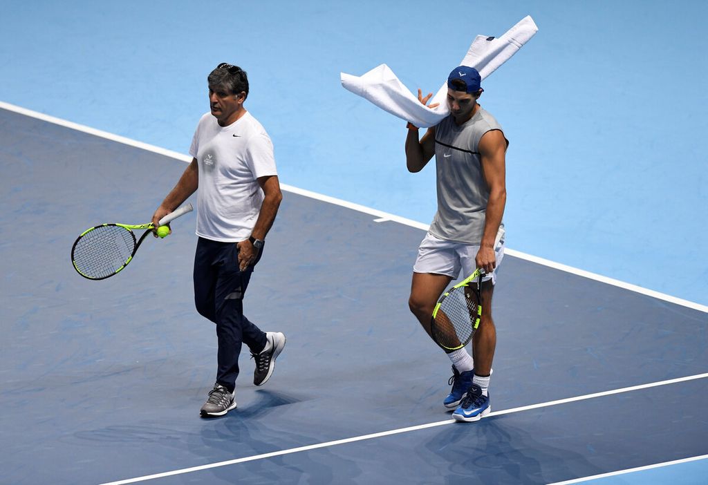 Petenis Spanyol Rafael Nadal (kanan) berlatih bersama pelatihnya, Toni Nadal, sebelum ATP World Tour Finals di The O2 Arena, London, Inggris, 10 November 2017. 