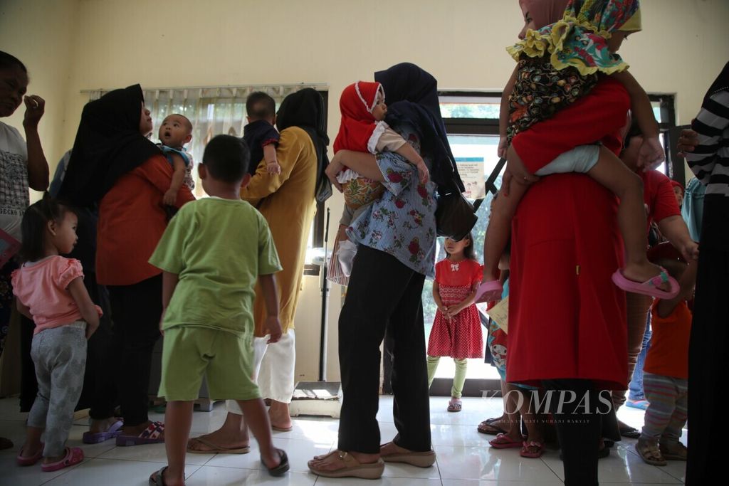 Suasana pemeriksaan anak balita di Posyandu Koi, Pamulang Timur, Tangerang Selatan, Banten, Rabu (26/6/2019). Posyandu adalah garda terdepan pelayanan kesehatan bayi dan anak balita di Indonesia, termasuk penanggulangan tengkes (<i>stunting</i>). 