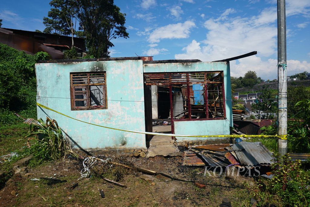 Rumah Fernando Kakaehe (19) di bilangan Teling Bawah, Manado, Sulawesi Utara, terbakar, Rabu (9/3/2022). Warga menduga, rumahnya dibakar oleh keluarga Marcella Awuy (15) yang ia bunuh pada Minggu (6/3/2022).