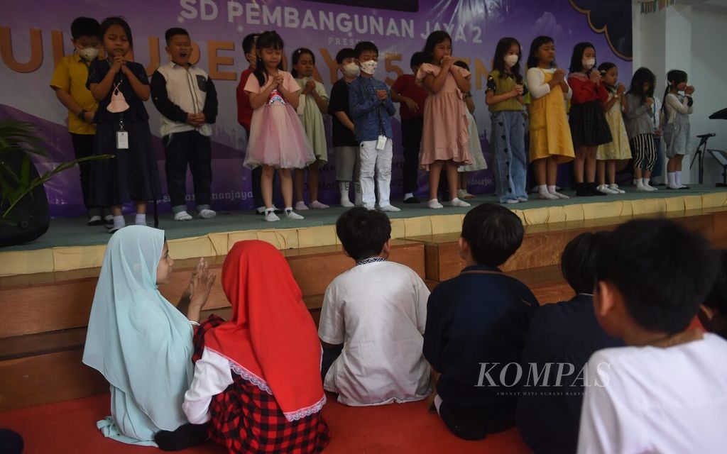 Siswa beragama Kristen berdoa saat Culture Day di SD Pembangunan Jaya 2 Sidoarjo, Jawa Timur, Rabu (12/4/2023). 