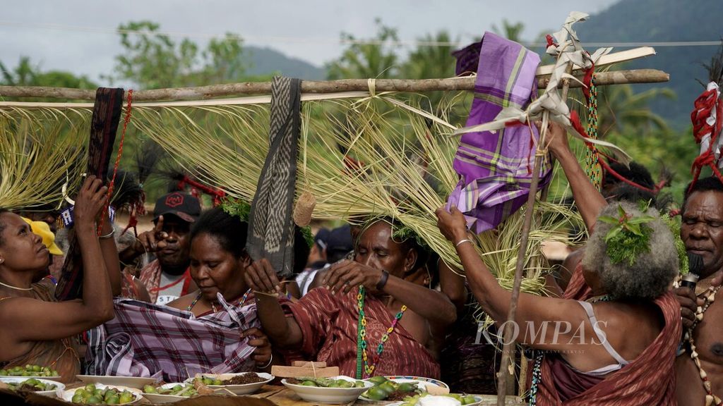 Masyarakat adat suku Moi meletakkan perhiasan dan kain dat saat pembukaan Festival Egek di Kampung Malaumkarta, Distrik Makbon, Kabupaten Sorong, Papua Barat Daya, Senin (5/6/2023). 