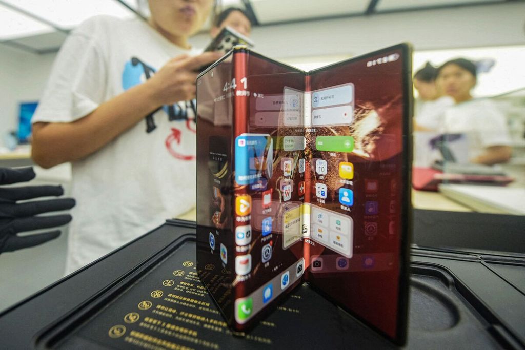 Produk terbaru Huawei, Mate XT, dipajang saat peluncuran di toko Huawei, di Hangzhou, Provinsi Zhejiang, China timur, Selasa (10/9/2024). 