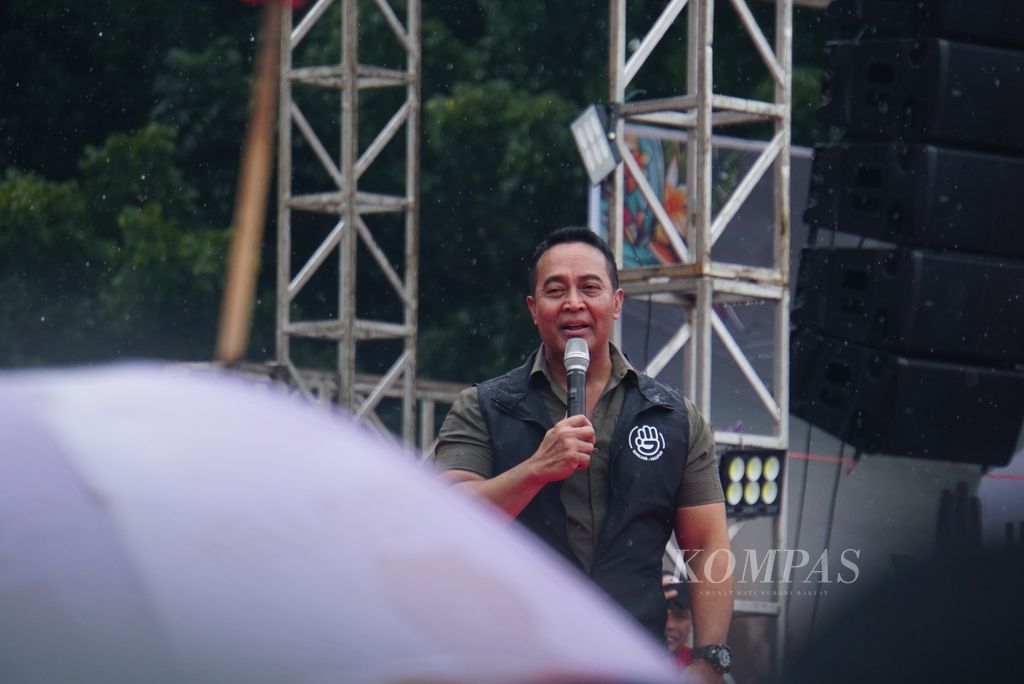 Wakil Ketua Tim Pemenangan Nasional pasangan capres dan cawapres Ganjar Pranowo-M Mahfud MD, Andika Perkasa, menyapa para simpatisan dalam acara kampanye bertajuk ”Hajatan Rakyat di Lapangan KONI Sario, Manado, Sulawesi Utara” pada Kamis (1/2/2024).