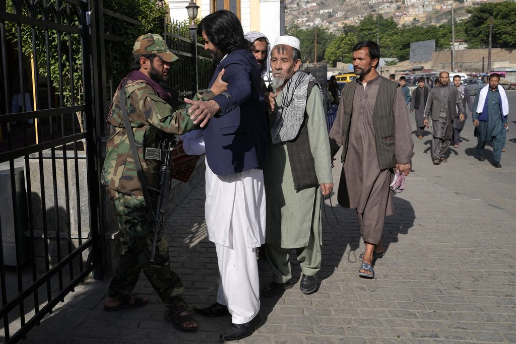Aparat keamanan Taliban memeriksa warga yang akan masuk dan melaksanakan shalat Idul Fitri di sebuah kompleks masjid di Kabul, Afghanistan, Minggu (1/5/2022).