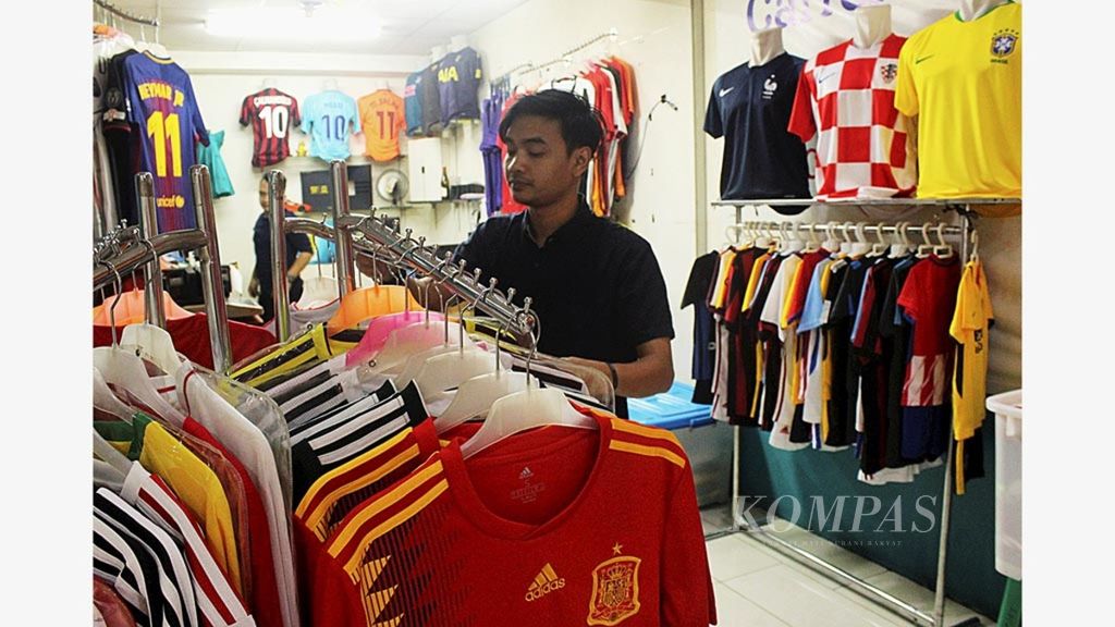 Suasana di tempat penjualan jersei sepak bola di salah satu pusat perbelanjaan di Jakarta Selatan, Selasa (26/6/2018) lalu.