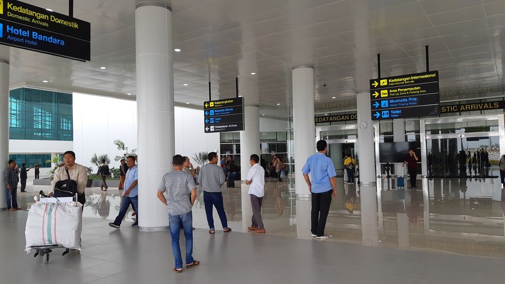 Suasana di depan pintu kedatangan terminal Bandara Internasional Syamsudin Noor di Banjarbaru, Kalimantan Selatan, pada hari pertama pengoperasian terminal baru, Selasa (10/12/2019). Terminal baru bandara tersebut berkapasitas 7 juta penumpang per tahun.