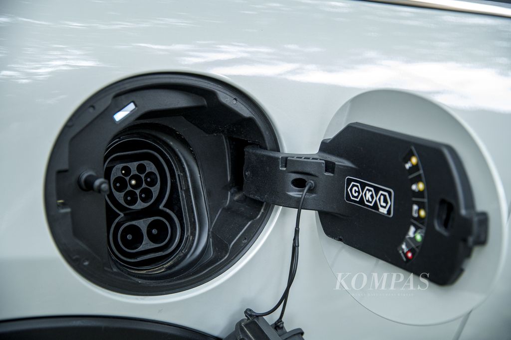 Mini Electric dilengkapi dengan soket CCS 2 yang memungkinkan mobil dicas dengan pengecas cepat (<i>fast charging</i>) seperti di SPKLU PLN. 