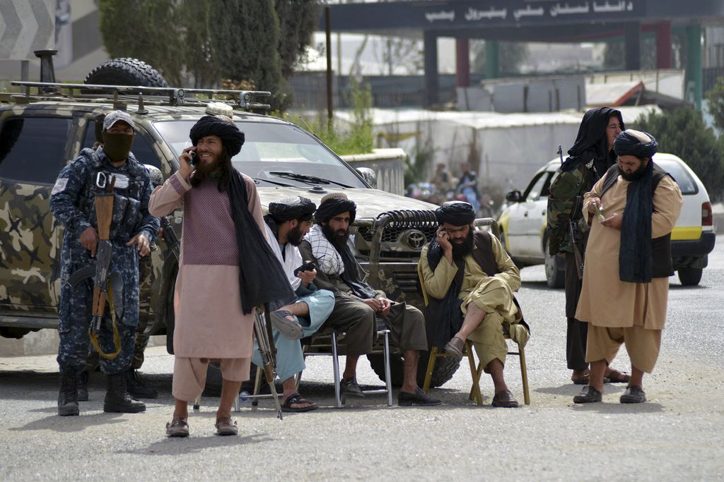 Beberapa orang anggota Taliban berjaga di sebuah lokasi di Kota Kandahar. Lembaga penelitian Gallup menempatkan Afghanistan sebagai negara paling tidak bahagia di dunia saat ini.