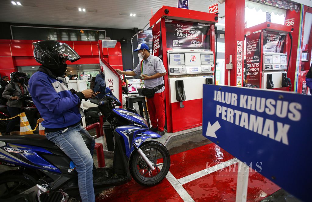 Petugas melayani pembelian BBM di SPBU Pertamina 31.128.02 MT Haryono, Jakarta, 1 April 2024.