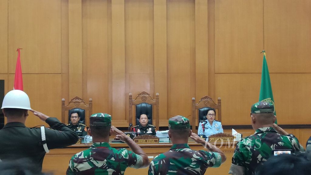 Para terdakwa memberi hormat kepada majelis hakim yang terdiri dari Hakim Ketua Kolonel Rudy Dwi Prakamto yang didampingi hakim anggota Letnan Kolonel Idolohi dan Mayor Aulisa Dandel jelang pembacaan vonis pembunuhan Imam Masykur di Pengadilan Militer II-08 Jakarta, Senin (11/12/2023).