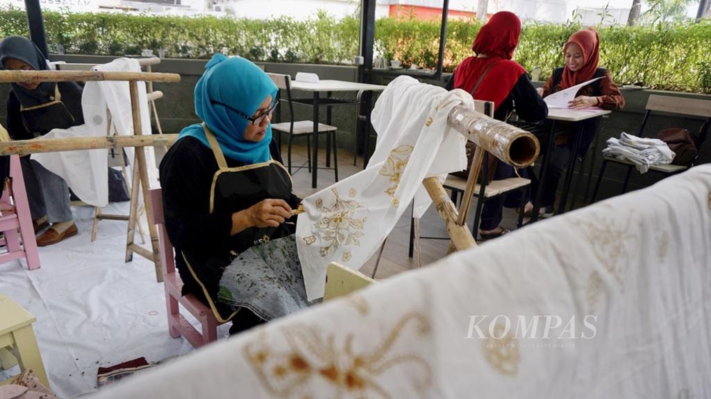 Sebanyak 100 perajin batik di Lampung sedang mengikuti pelatihan dan sertifikasi profesi batik, Selasa (9/5), di Bandar Lampung. Pemerintah mendorong agar seluruh perajin batik memiliki sertifikat kompetensi untuk meningkatkan daya saing, baik di tingkat nasional maupun internasional.