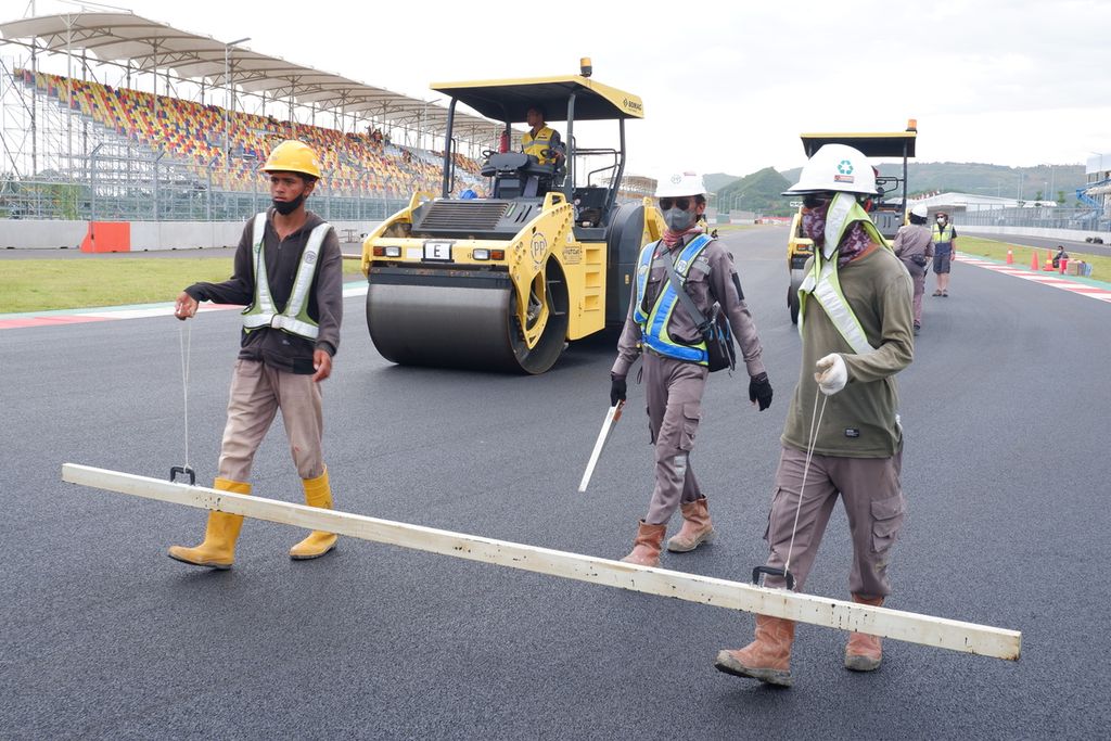 Tim PT Pembangunan Perumahan (Persero) selaku kontraktor mengecek permukaan lintasan Sirkuit Internasional Jalan Raya Pertamina Mandalika di Kuta, Pujut, Lombok Tengah, Nusa Tenggara Barat, yang baru diaspal ulang, Senin (7/3/2022). 