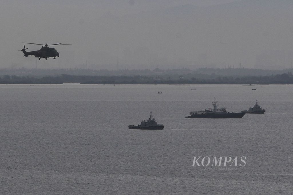 Helikopter EC725 Caracal milik TNI AU melakukan pencarian pesawat Sriwijaya Air yang jatuh di perairan kawasan Pulau Lancang Kecil dan Pulau Laki, Kepulauan Seribu, Minggu (10/1/2021). 