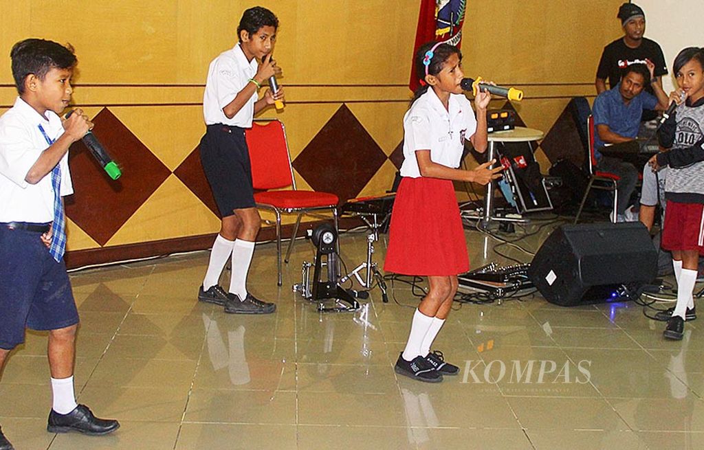 Grup hip hop Satu Manumata yang beranggotakan siswa sekolah dasar dan sekolah menengah pertama di Kota Ambon, Maluku,  tampil di hadapan  sejumlah pejabat di Balai Kota Ambon, Jumat (11/8). Akhir Agustus nanti, mereka diundang Konsulat Jenderal Republik Indonesia di New York, Amerika Serikat.