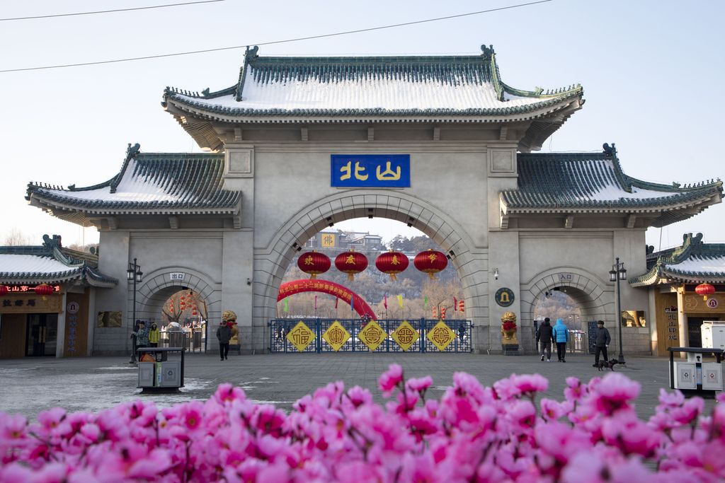 Wisatawan berjalan melewati gerbang dengan tulisan &quot;Beishan&quot; di Taman Beishan, Provinsi Jilin, China, 23 Januari 2020. Di lokasi itu, pada Selasa (11/6/2024), empat dosen asal Amerika Serikat terluka akibat ditusuk. 