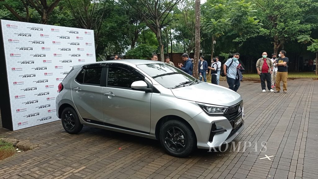 Tampak samping All New Astra Daihatsu Ayla yang dikenalkan Daihatsu di Hutan Kota Gelora Bung Karno, Senayan, Jakarta Pusat, Rabu (15/2/2023).