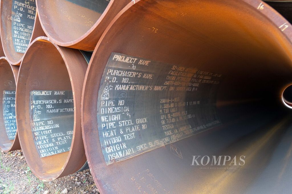 Pipa berdiameter 52 inci yang dipesan PT Pertamina untuk pengembangan kilang minyak di Balikpapan selesai diproduksi oleh PT Dwi Sumber Arca Waja, Batam, Kepulauan Riau, Kamis (24/11/2022).