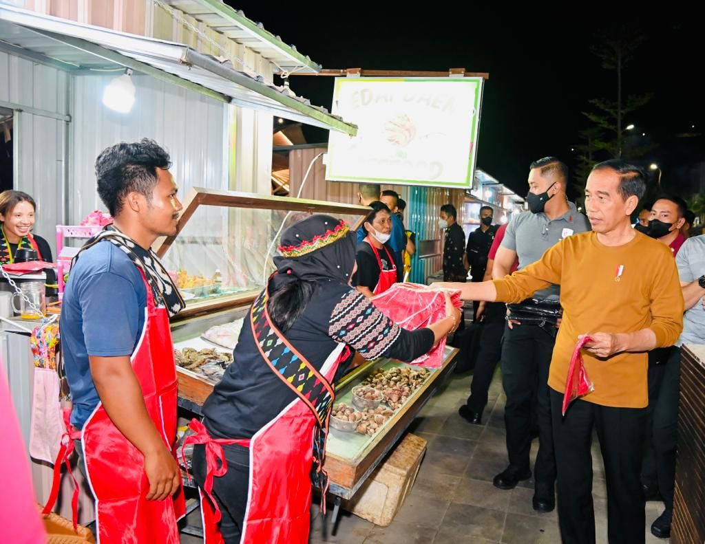 Presiden Joko Widodo mengunjungi kawasan wisata kuliner Kampung Ujung Labuan Bajo, Kabupaten Manggarai Barat, Provinsi Nusa Tenggara Timur, Minggu (7/5/2023) malam.