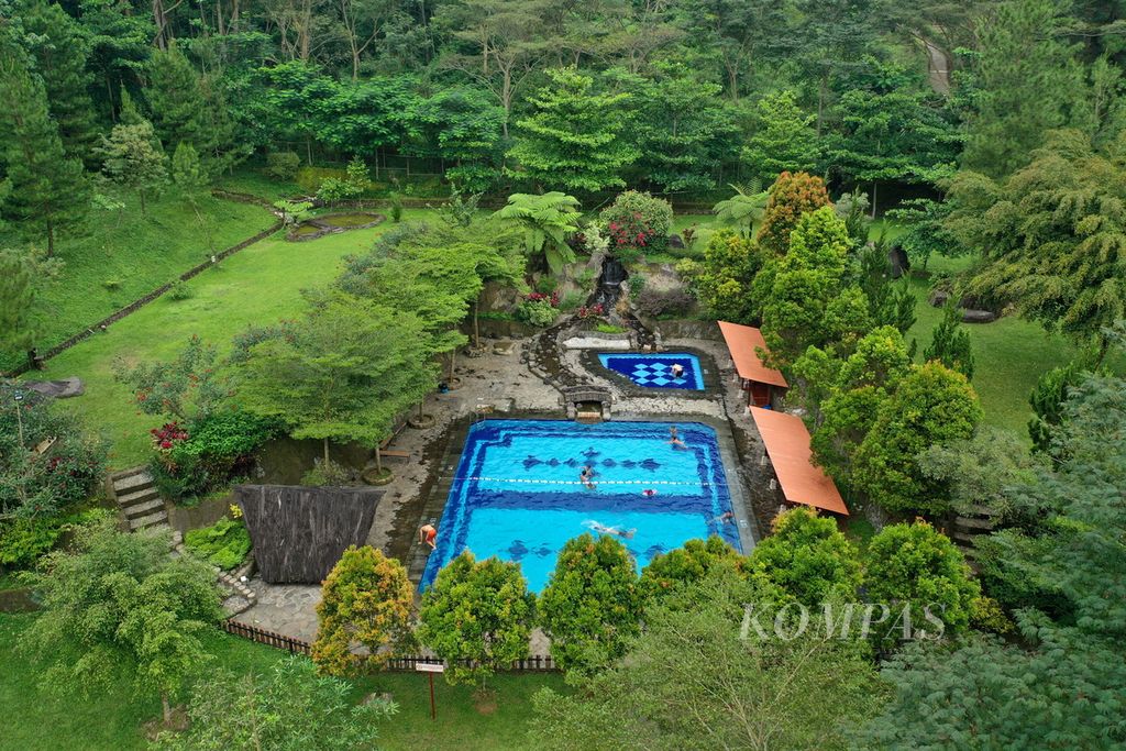 Wisatawan menikmati kolam renang di Desa Cibuntu, Kecamatan Pasawahan, Kabupaten Kuningan, Jawa Barat, Rabu (1/5/2024). Tempat kemah hingga kolam renang ini dulu merupakan area galian pasir dengan luas lebih dari 2 hektar dan ketinggian 20 meter.