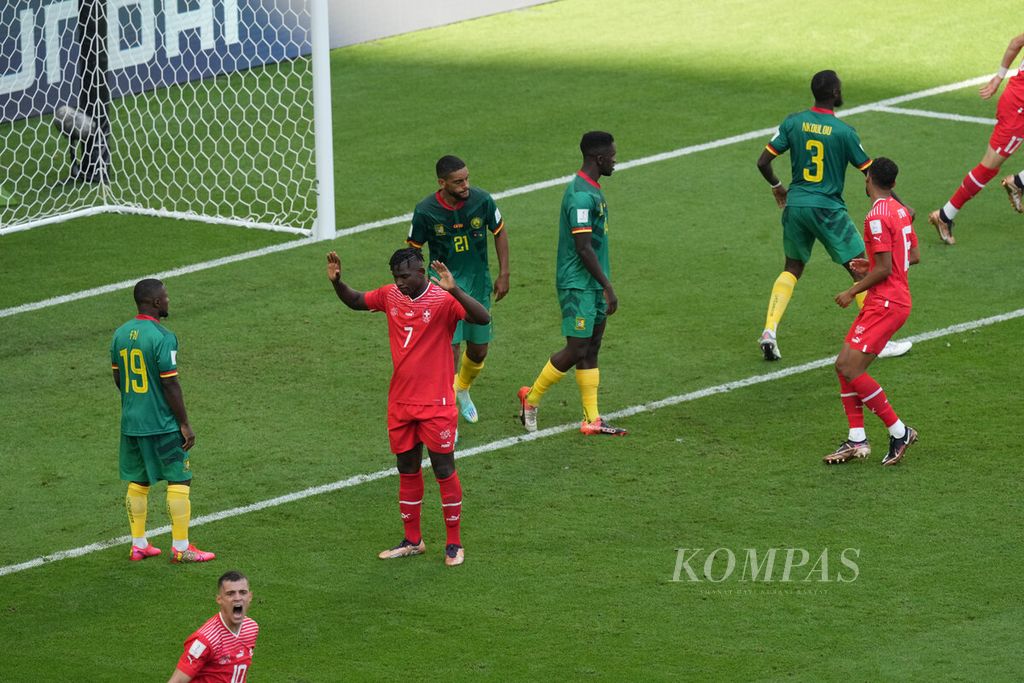 Pemain Swiss Breel Embolo (ketiga dari kiri) tidak melakukan selebrasi saat mencetak gol ke gawang Kamerun di babak penyisihan Grup G Piala Dunia 2022 di Stadion Al-Janoub, Qatar, Kamis (24/11/2022). Swiss menang 1-0. 