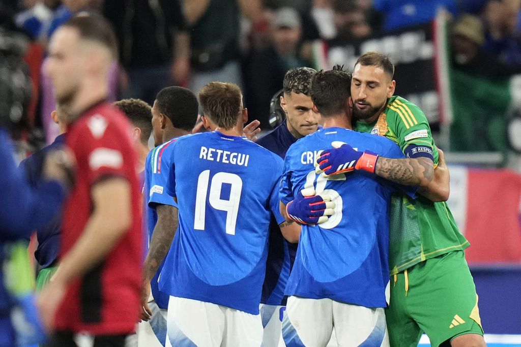 Para pemain Italia merayakan kemenangan atas Albania pada laga Grup B PIala Eropa 2024 di Dortmund, Minggu (16/6/2024) dini hari WIB. Sang juara bertahan menang 2-1.