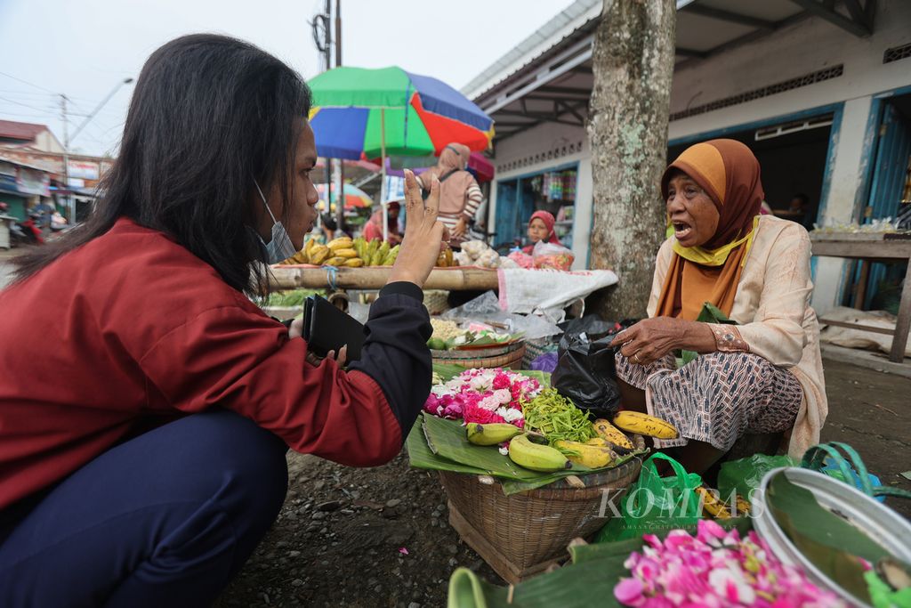 Membeli Sesaji untuk Digunakan pada Ritual Ziarah Makam Leluhur di Pasar Karangturi, Kecamatan Banyumas, Kabupaten Banyumas, Jawa Tengah, Senin (7/2/2022). 