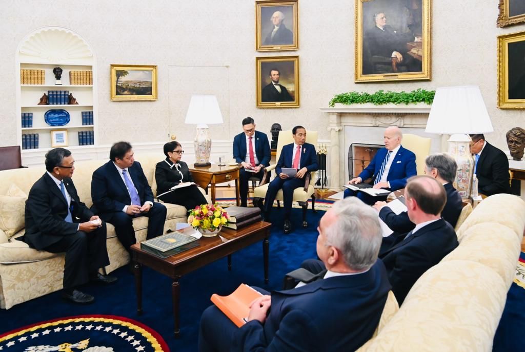 Presiden Joko Widodo dan Presiden AS Joe Biden menggelar pertemuan terbatas di Oval Office, Gedung Putih, Washington DC, Senin (13/11/2023).