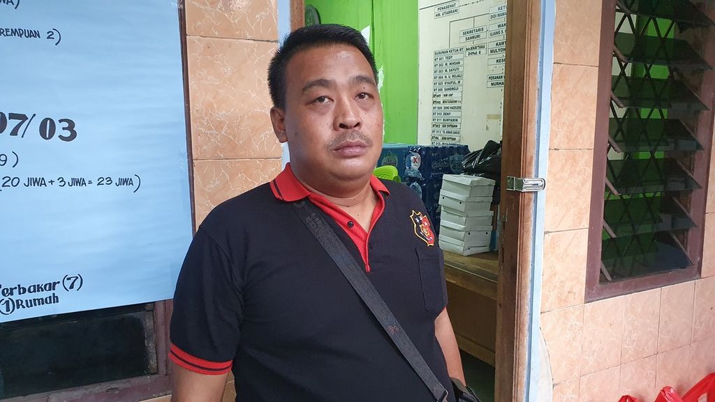 Hendy (35), Warga RW 003, Kelurahan Jembatan Besi, Kecamatan Tambora, Jakarta Barat, saat ditemui di Balai RW. Dia merasa kesulitan mencari lahan pemakaman untuk ibunya di DKI Jakarta.