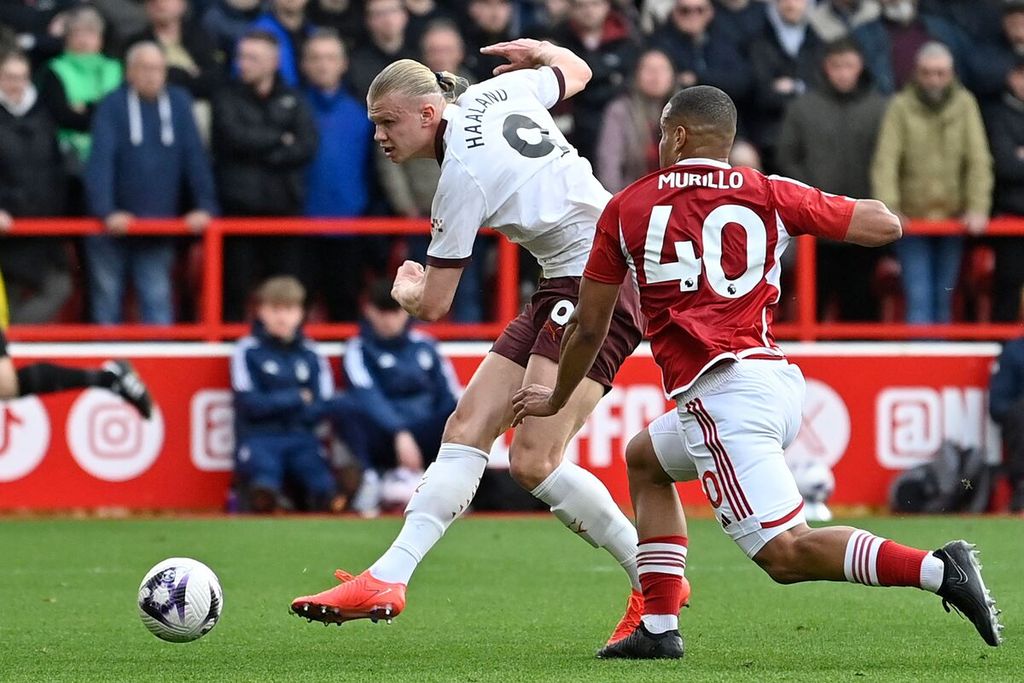 Manchester City's player, Erling Haaland, kicked the ball to score a goal against Nottingham Forest in a English League match at The City Ground Stadium, Nottingham, on Sunday (28/4/2024). City won the match 2-0.