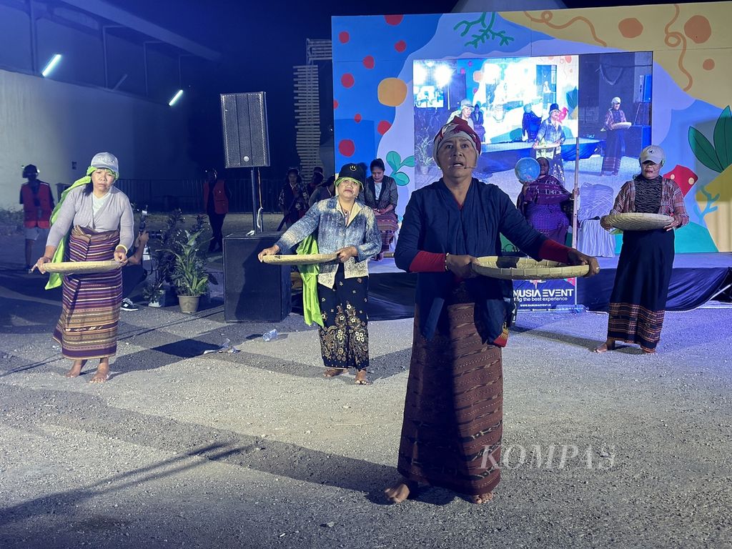 Sanggar Seni Budaya Sina Riang Adonara, Flores Timur, membawakan pertunjukan teater berjudul "Muro" atau Kearifan Lokal untuk melindungi ikan dan laut di Lembata dalam Pesta Raya Flobamoratas 2023 di Kupang, Sabtu (4/11/2023) malam. 