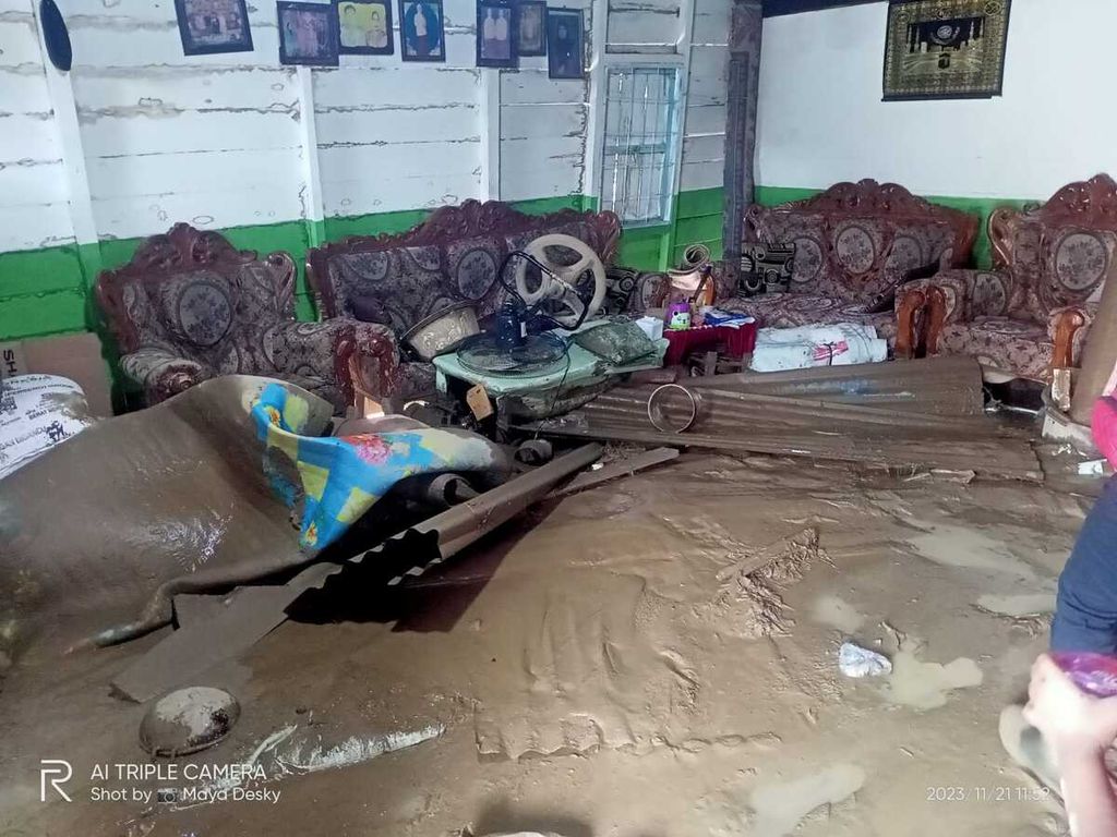 Rumah warga di Kabupaten Aceh Tenggara, Aceh, tergenang lumpur setelah diterjang banjir bandang, Senin (13/11/2023). Banjir terjadi dipicu intensitas hujan yang tinggi dan pembukaan tutupan hutan. 