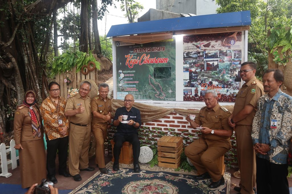 Bupati Kuningan Acep Purnama (duduk sebelah kanan) menghadiri peresmian Desa Wisata Kopi Cibeureum di Blok Dusun Endang Jumanga, Desa Cibeureum, Kecamatan Cilimus, Kabupaten Kuningan, Jawa Barat, Selasa (10/12/2019).