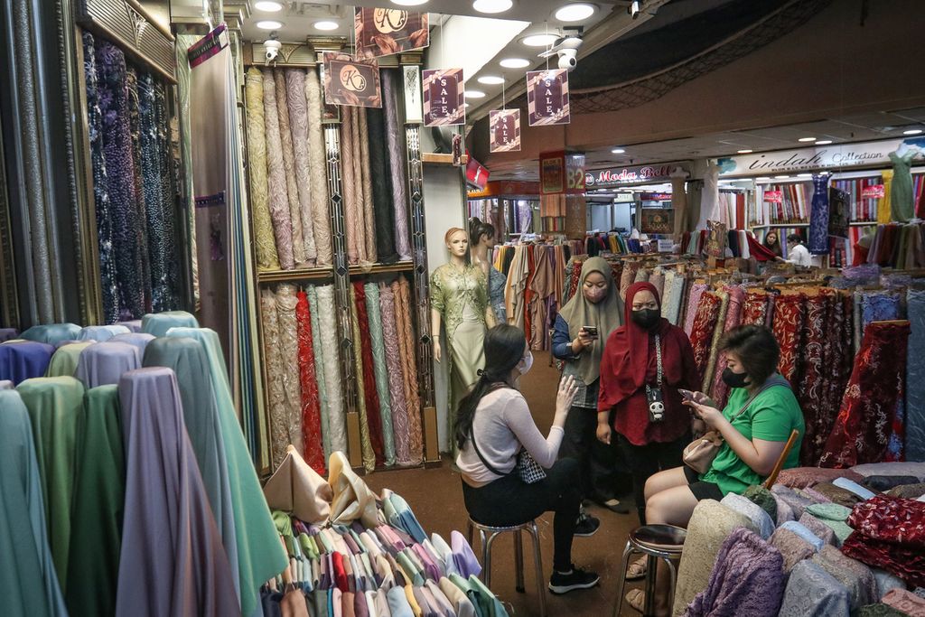 Pengunjung berbelanja di salah satu toko tekstil di Pasar Tanah Abang Blok B, Jakarta Pusat, beberapa waktu lalu. Dari sudut industri, impor pakaian bekas mengganggu pasar domestik yang menjadi pangsa pasar utama bagi industri garmen kecil dan konveksi yang mendominasi sektor tekstil dan produk tekstil (TPT).