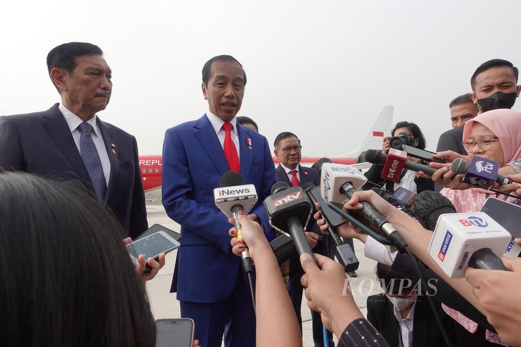 Presiden Joko Widodo menjawab pertanyaan awak media di Bandara Halim Perdanakusuma, Jakarta, Jumat (19/5/2023). Presiden bertolak ke Hiroshima, Jepang, untuk mengikuti KTT G7.