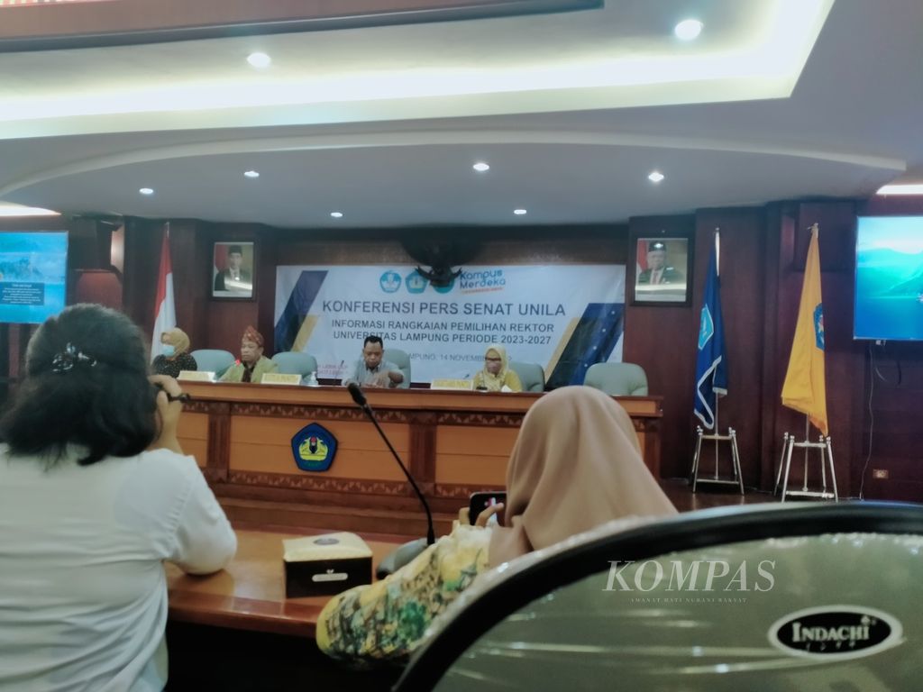Ketua Senat Unila La Zakaria didampingi panitia pelaksana pemilihan rektor Unila menjelaskan tahapan pemilihan rektor Unila di Bandar Lampung.