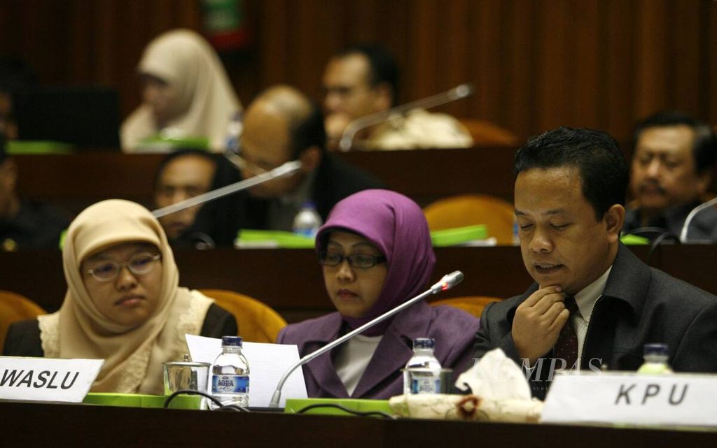 Ketua Bawaslu Nur Hidayat Sardini (kanan) menyampaikan keluhannya mengenai minimnya fasilitas kerja Bawaslu dalam rapat dengar pendapat dengan Komisi II DPR di Gedung DPR, Jakarta, Senin (26/5). Bawaslu bertugas mengawasi pelaksanaan pemilu. 