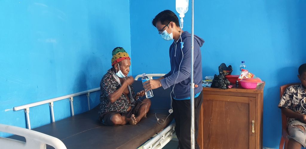 Dokter Yandry Pamangin melayani salah satu pasien di Puskesmas Elelim, Kabupaten Yalimo, Papua, pada awal Agustus 2021. Yalimo termasuk salah satu kabupaten di Provinsi Papua Pegunungan.