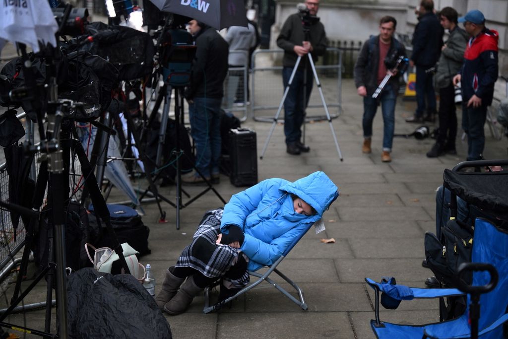 Wartawan beristirahat di luar kediaman resmi Perdana Menteri Inggris, di 10 Downing Street, London, Jumat (21/10/2022). 