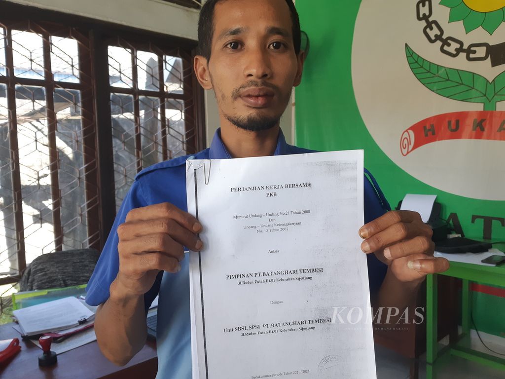 Para buruh yang menjadi korban pemutusan hubungan kerja industri karet berdiskusi di kantor Federasi Hukatan, konfederasi Serikat Buruh Seluruh Indonesia (SBSI), di Kota Jambi, Selasa (26/7/2023).