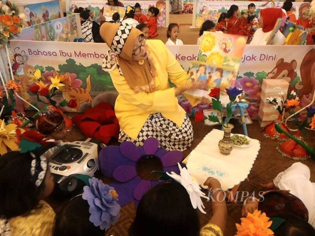 Seorang guru PAUD membacakan buku cerita berbahasa ibu kepada siswa dalam Festival dan Kreativitas Anak Usia Dini 2017 bertema Bahasa Ibu Membangun Keadaban Keaksaraan Sejak Dini di Jakarta, Rabu (10/5).