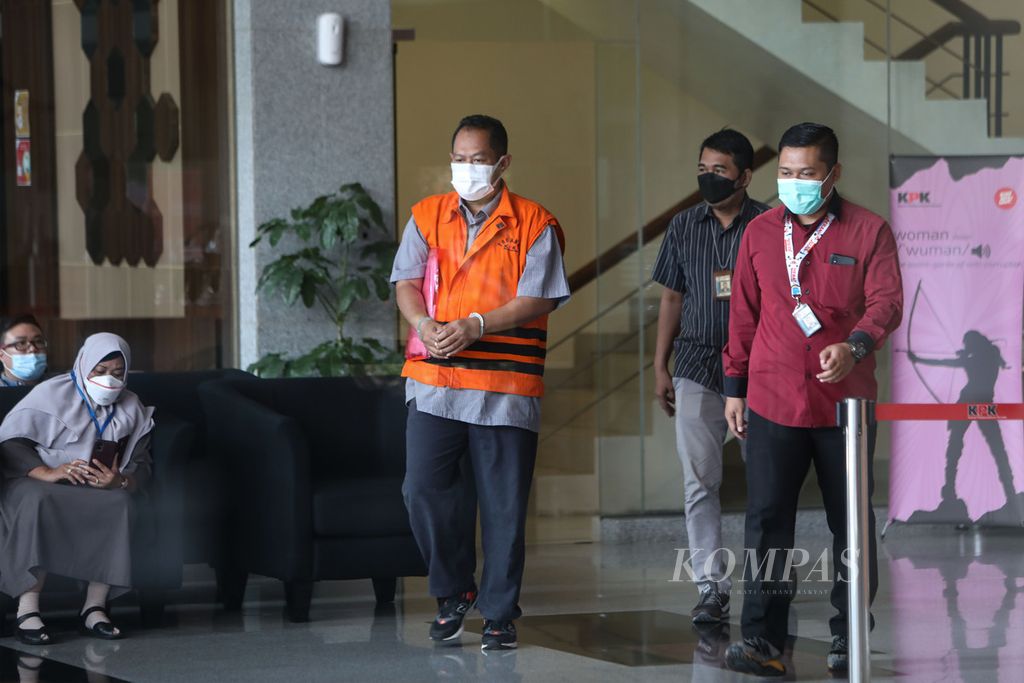 Kepala Subdirektorat Kerja Sama dan Dukungan Pemeriksaan pada Direktorat Jenderal Pajak, Dadan Ramdani dikawal petugas saat keluar ruang pemeriksaan di Gedung Komisi Pemberantasan Korupsi (KPK), Jakarta, Kamis (26/8/2021).