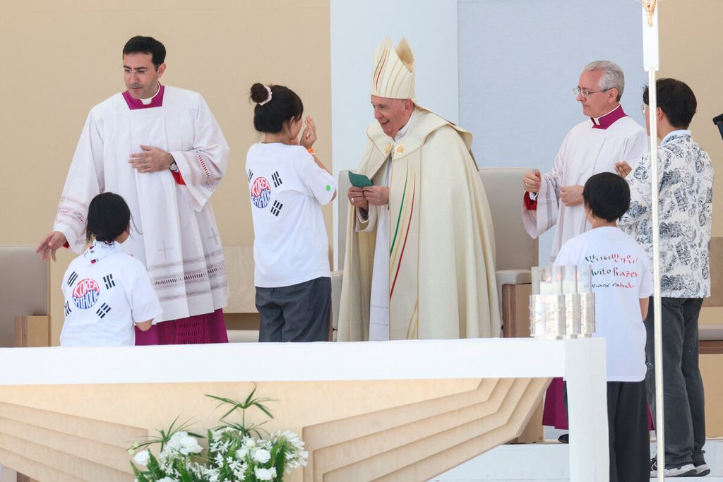 Paus Fransiskus menyapa remaja dan anak-anak dari Korea Selatan pada saat misa penutupan Hari Orang Muda Sedunia di Tejo Park, Lisabon, Portugal, 6 Agustus 2023.  