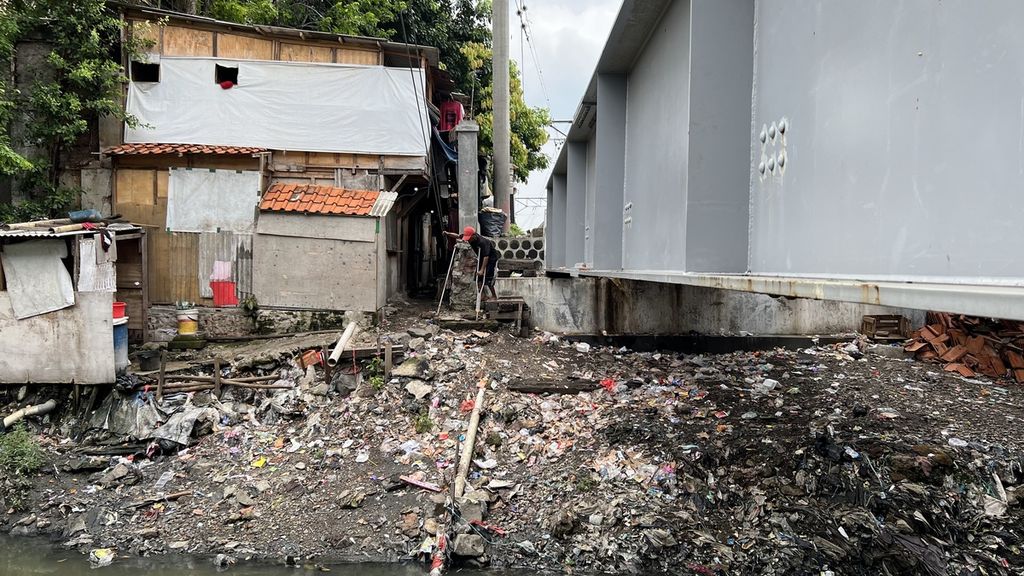 Sampah berserakan di Sungai Angke, Jakarta, Jumat (7/10/2022),