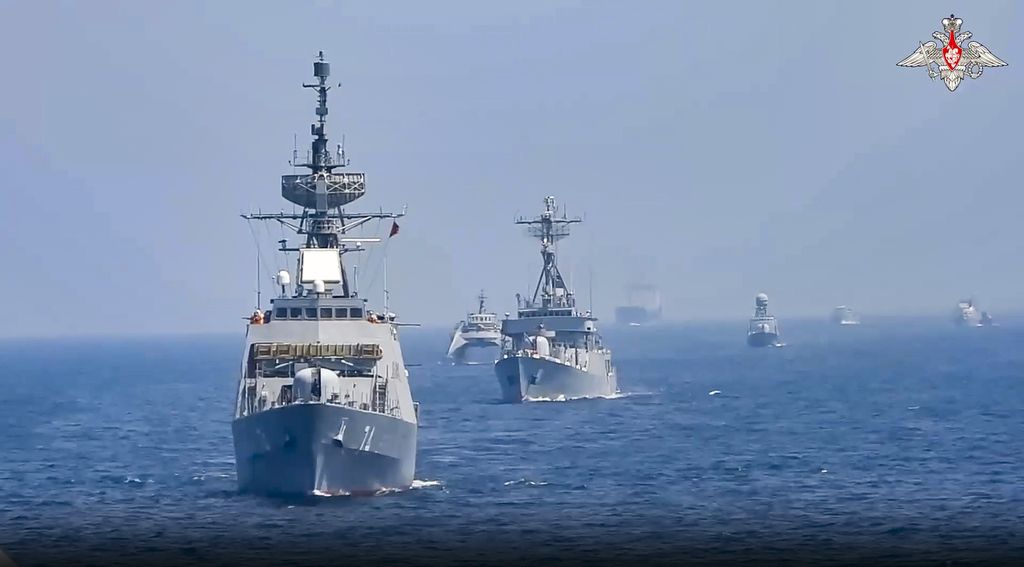 Dalam foto yang diambil dari video dan dirilis Layanan Pers Kementerian Pertahanan Rusia pada Sabtu (18/3/2023), Rusia, China, dan Iran melakukan latihan militer bersama di Laut Arab. 