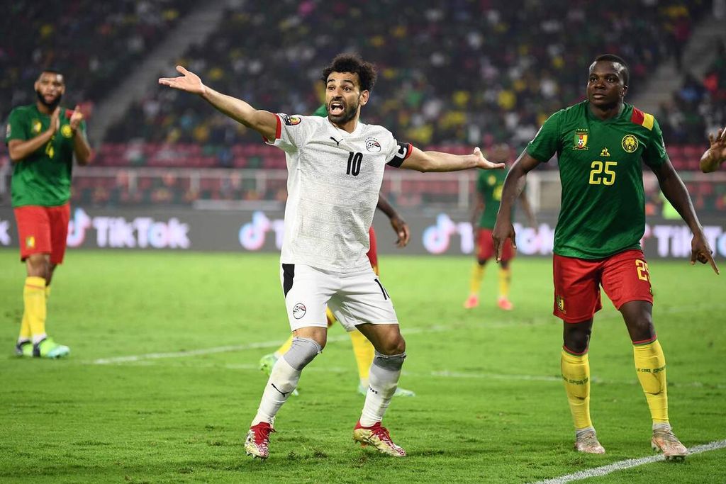 Pemain Mesir, Mohamed Salah (tengah), mempertanyakan keputusan wasit yang tidak memberikan sepak pojok untuk timnya saat menghadapi Kamerun pada laga semifinal Piala Afrika 2021 di Stadion Olembe di Yaounde, Kamerun, 3 Februari 2022.
