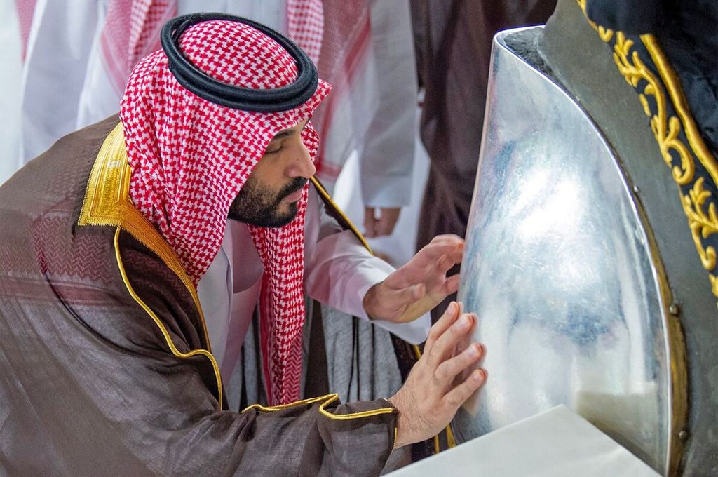 Putra Mahkota Arab Saudi Pangeran Mohammed bin Salman memimpin upacara rutin tahunan pencucian Kabah di Masjidil Haram, Mekkah, Arab Saudi, 16 Agustus 2022. 