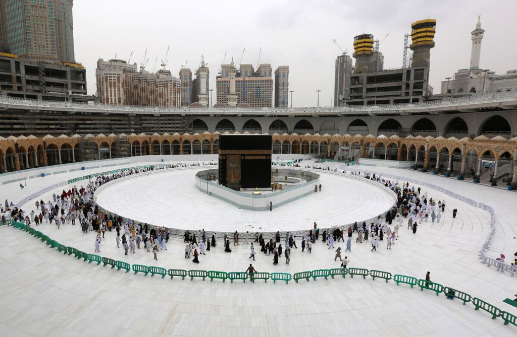 Umat Islam beribadah di Kabah, Masjidil Haram, Mekkah, Arab Saudi, Jumat (13/3/2020). 